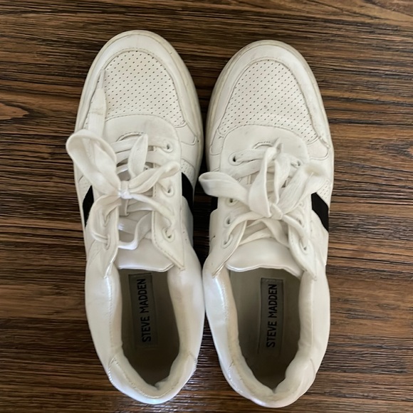 Steve Madden Sneakers with black stripe - Picture 1 of 3